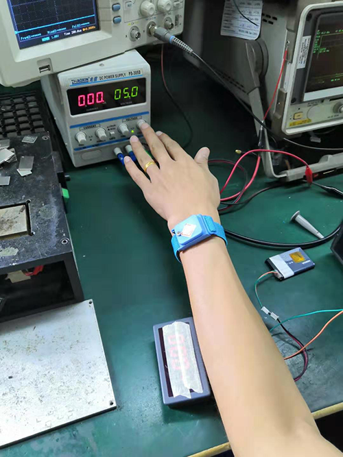 戴上靜電手環(huán)，將電源電壓設(shè)在5V